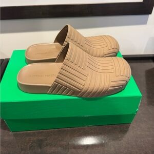 Men’s Bottega Veneta Rubber Carpet Embossed Slide Clogs in Jute Size 41